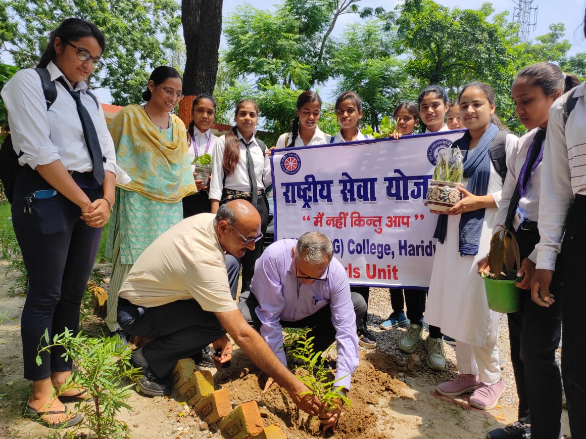 प्रकृति संरक्षण में महत्वपूर्ण है पौधारोपण : प्रो. बत्रा